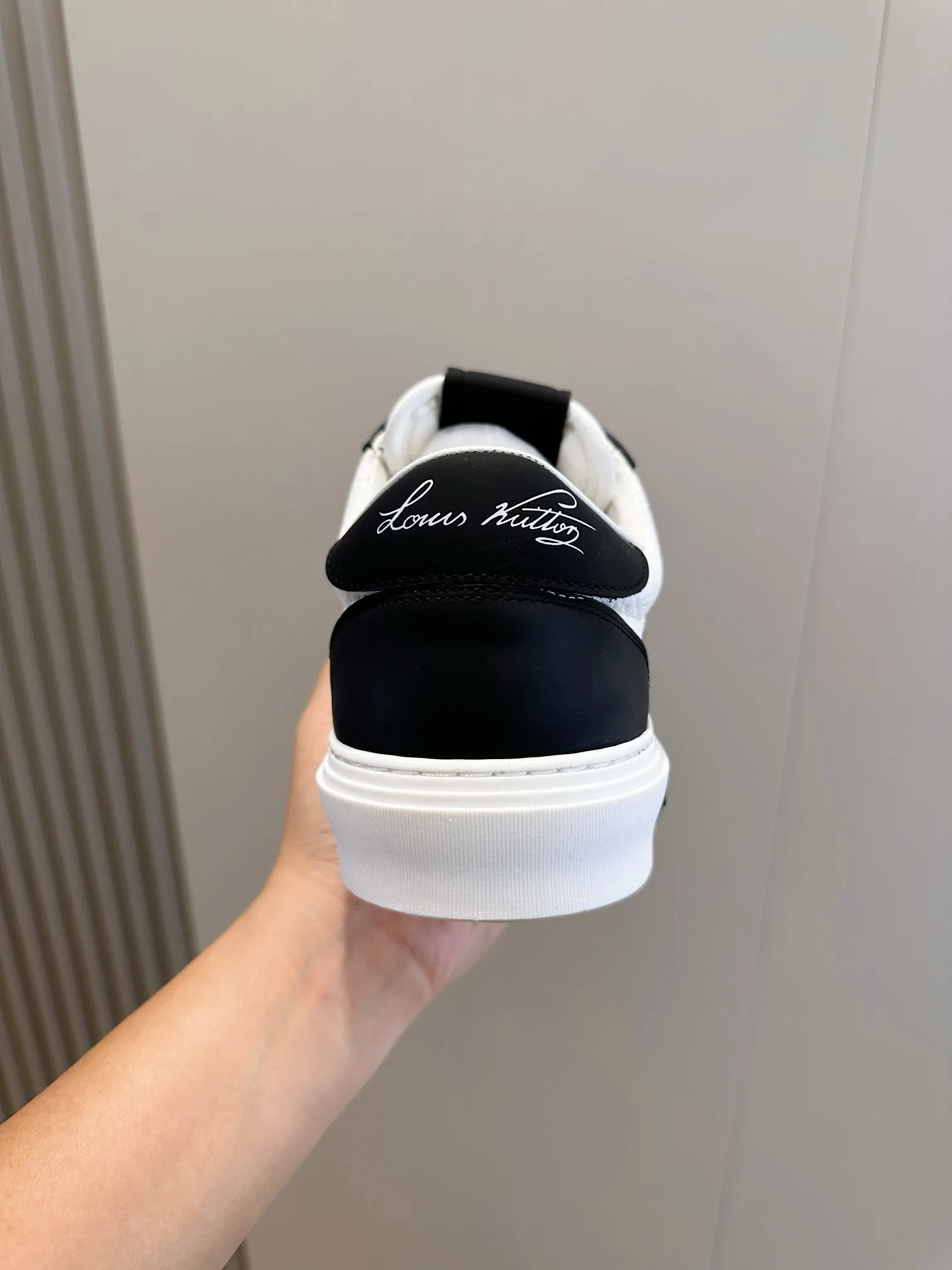 Factory price: 438💰LV full cowhide color-printed men's sneakers. This Ollie lace-up sneaker is made of floral embossed fabric, continuing the inspiration of the season's ready-to-wear collection. The laces are used to set off the gorgeous design, monogram flowers are embellished with transparent rubber outsole, and the brand logo is written on the back. Cowhide upper, cowhide lining, TPU outsole Size: 39-44 (customized at 38.45)